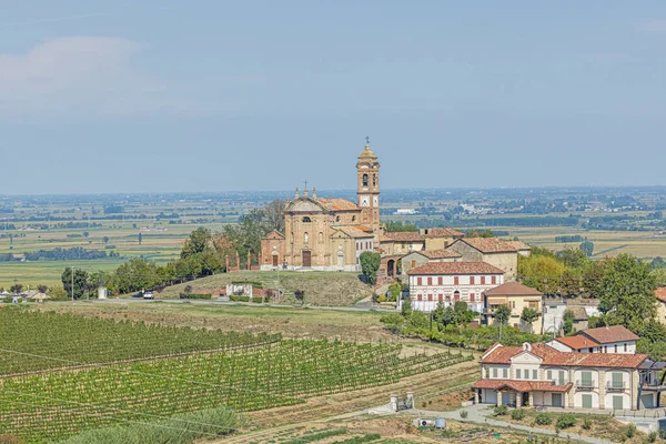 Vista Iglesia Del Pueblo Camino Provincia Italiana Piamonte Con Valle — Foto de Stock