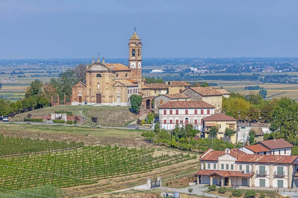 Vista Iglesia Del Pueblo Camino Provincia Italiana Piamonte Con Valle — Foto de Stock