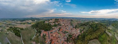 Yazın akşam Piedmont 'ta Castello Cereseto' nun panoramik drone resmi