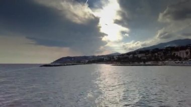 İtalya 'nın San Remo kentinin plaj bölgesindeki zaman atlamalı video.