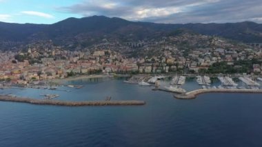 İtalya 'nın San Remo şehrinin limanında yaz mevsiminin doğuşunda insansız hava aracı uçuşu