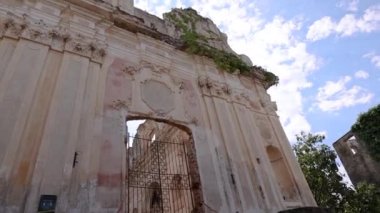San Remo yakınlarındaki terk edilmiş İtalyan köyü Bussana Vecchia 'dan bir video sahnesi.