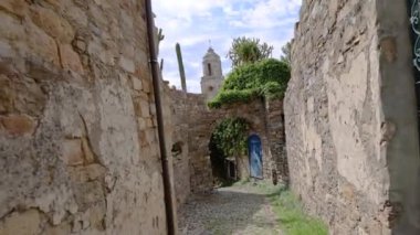 San Remo yakınlarındaki terk edilmiş İtalyan köyü Bussana Vecchia 'dan bir video sahnesi.