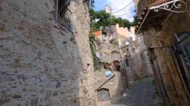 San Remo yakınlarındaki terk edilmiş İtalyan köyü Bussana Vecchia 'dan bir video sahnesi.