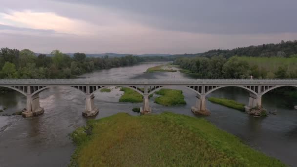 2022年夏天干旱季节 在低水位下 皮德蒙特波河上一座桥的无人机视频 — 图库视频影像