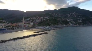 Yaz gündoğumunda İtalya 'nın Moneglia kıyı kenti boyunca insansız hava aracı uçuşu