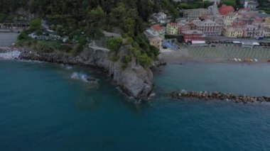 Yaz gündoğumunda İtalya 'nın Moneglia kıyı kenti boyunca insansız hava aracı uçuşu