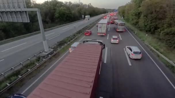 夕暮れ時にドイツの高速道路で渋滞の時間経過ビデオ — ストック動画