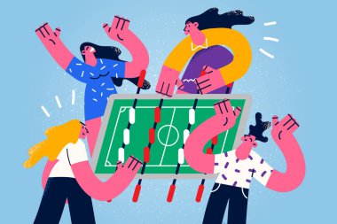 Mutlu arkadaşlar birlikte masa futbolu oynarlar. 