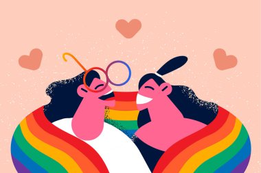 LGBT bayrağına sarılı mutlu lezbiyen çift 