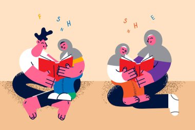 Çocuklu mutlu Müslüman aile kitap okuyor.