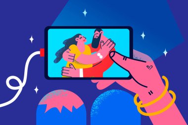 Kadın tablet filmi internetten izliyor. 
