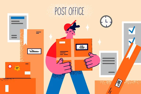 Mensajero sonriente con paquete en la oficina de correos — Vector de stock