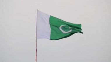 Pakistan bayrağının havada dalgalandığı yavaş çekim..