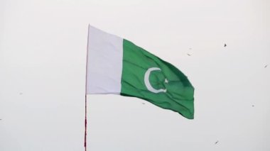 Büyük Pakistan bayrağı havada bir direkte sallanıyor..
