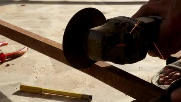 Schneiden Von Rustikalen Stahlstangen Mit Elektrischem Cutter — Stockvideo