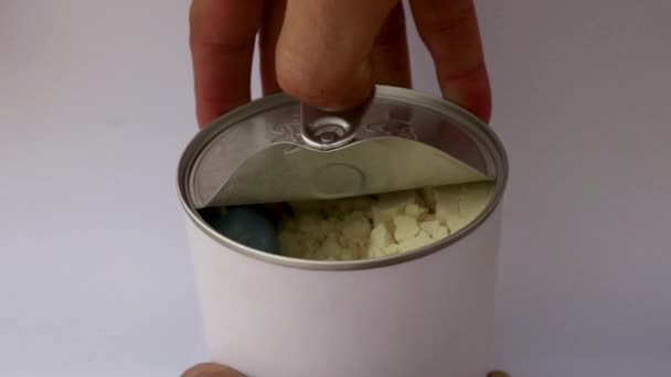 粉ミルク容器の密封蓋を開ける — ストック動画