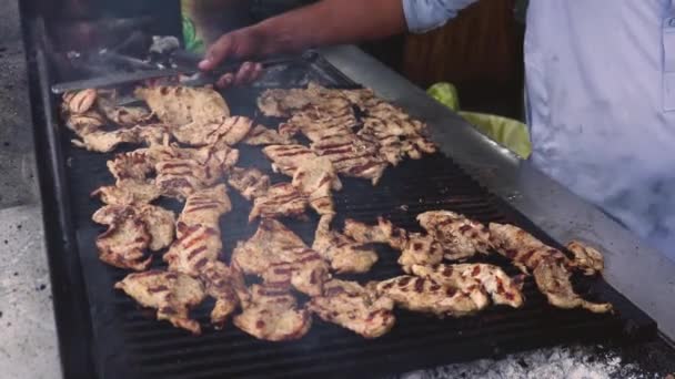 Flipping Steki Kurczaka Wielkim Grillu — Wideo stockowe