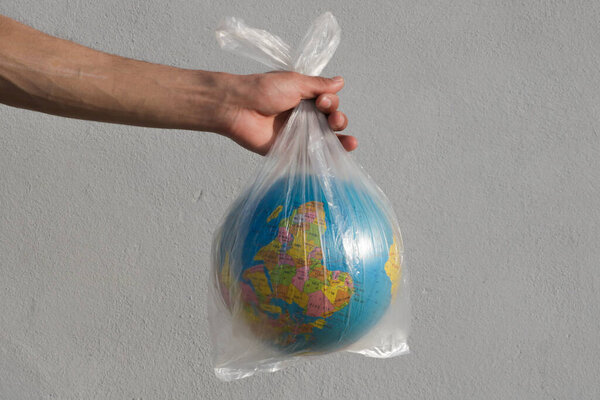 Концепция пластикового загрязнения земли. Концепция Всемирного дня окружающей среды. Концепция сохранения Земли на белом фоне.