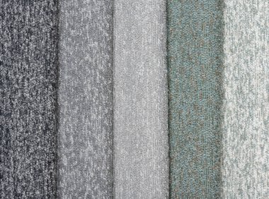 Düz renkli kumaş parçalarının düzenlenmesi