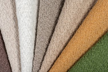 Renkli kumaşlar el yelpaze şeklinde dizilmiş..