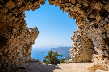 Rodos adasındaki Monolithos Kalesi 'nin kalıntılarından Akdeniz manzarası.