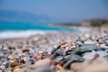 Sahilde renkli taşlar