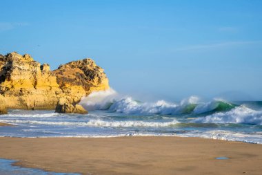 Dalga kayalara çarpıyor.