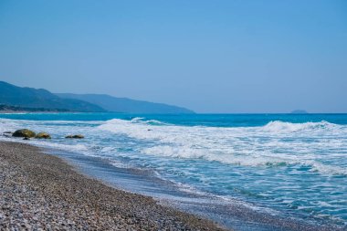 Mavi sahilde dalgalar