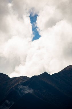 Peru And Dağları 'ndaki bir dağın görüntüsü. Peru, Cusco 'da yüksek bir dağ. Öğleden sonra bulutlu gökyüzüyle And Dağları.