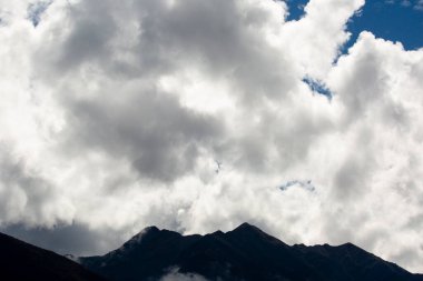 Peru And Dağları 'ndaki bir dağın görüntüsü. Peru, Cusco 'da yüksek bir dağ. Öğleden sonra bulutlu gökyüzüyle And Dağları.
