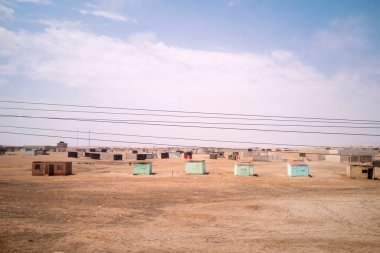 Ica Çölü 'nün resmi. Küçük evleri olan kumlu arazi istilası görüntüsü..