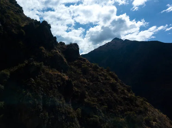 ペルーのアンデス山脈の山の画像 ペルーのクスコにある高い山 午後は曇りの空でアンデス — ストック写真