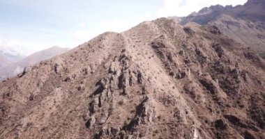 Peru And Dağları 'ndaki bir dağın videosu. Peru, Cusco 'daki yüksek dağ.