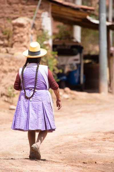 Imagem Uma Idosa Caminhando Uma Cidade Andina Urubamba Peru Aldeia — Fotografia de Stock