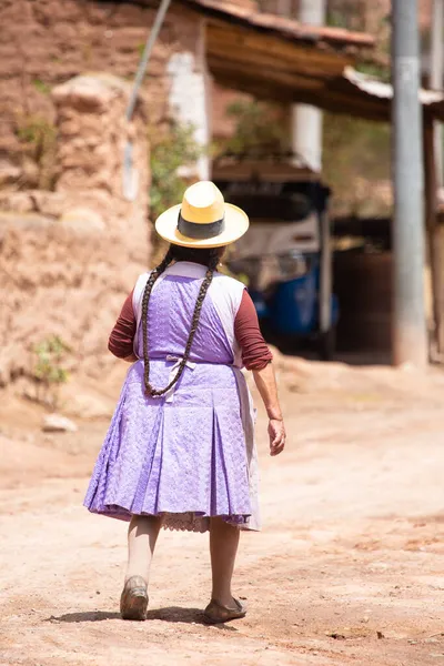 Egy Idős Nőről Aki Egy Andoki Városban Sétál Urubamba Peruban — Stock Fotó