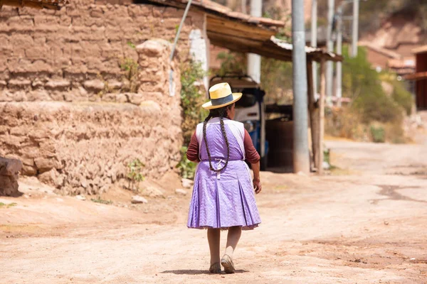 Urubamba Peru Kasabasında Yürüyen Yaşlı Bir Kadın Resmi Peru Dağları — Stok fotoğraf