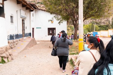Urubamba, Cusco - Peru - 12 Eylül 2021: Urubamba 'daki aşı gününün resmi. COVI-19 salgınına karşı sağlık eylemleri.