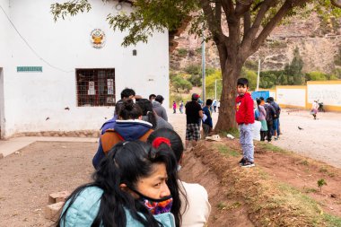 Urubamba, Cusco - Peru - 12 Eylül 2021: Urubamba 'daki aşı gününün resmi. COVI-19 salgınına karşı sağlık eylemleri.