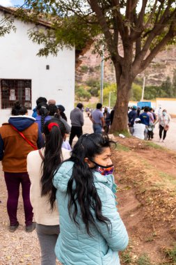 Urubamba, Cusco - Peru - 12 Eylül 2021: Urubamba 'daki aşı gününün resmi. COVI-19 salgınına karşı sağlık eylemleri.