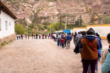 Urubamba, Cusco - Peru - 12 Eylül 2021: Urubamba 'daki aşı gününün resmi. COVI-19 salgınına karşı sağlık eylemleri.