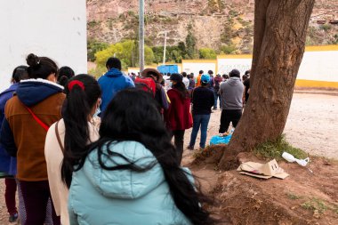 Urubamba, Cusco - Peru - 12 Eylül 2021: Urubamba 'daki aşı gününün resmi. COVI-19 salgınına karşı sağlık eylemleri.