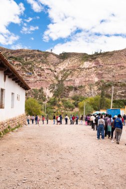 Urubamba, Cusco - Peru - 12 Eylül 2021: Urubamba 'daki aşı gününün resmi. COVI-19 salgınına karşı sağlık eylemleri.