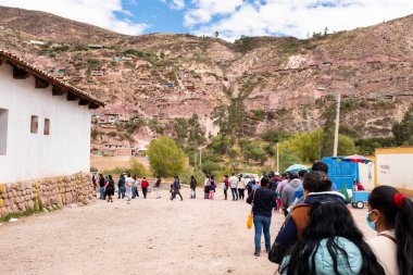 Urubamba, Cusco - Peru - 12 Eylül 2021: Urubamba 'daki aşı gününün resmi. COVI-19 salgınına karşı sağlık eylemleri.