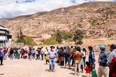 Urubamba, Cusco - Peru - 12 Eylül 2021: Urubamba 'daki aşı gününün resmi. COVI-19 salgınına karşı sağlık eylemleri.