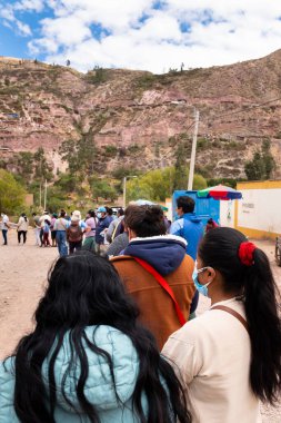 Urubamba, Cusco - Peru - 12 Eylül 2021: Urubamba 'daki aşı gününün resmi. COVI-19 salgınına karşı sağlık eylemleri.