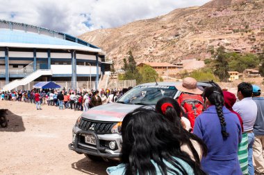 Urubamba, Cusco - Peru - 12 Eylül 2021: Urubamba 'daki aşı gününün resmi. COVI-19 salgınına karşı sağlık eylemleri.