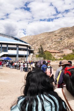 Urubamba, Cusco - Peru - 12 Eylül 2021: Urubamba 'daki aşı gününün resmi. COVI-19 salgınına karşı sağlık eylemleri.