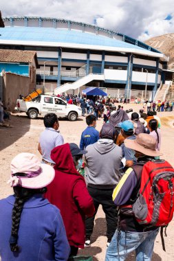 Urubamba, Cusco - Peru - 12 Eylül 2021: Urubamba 'daki aşı gününün resmi. COVI-19 salgınına karşı sağlık eylemleri.