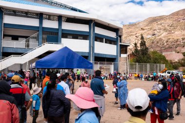 Urubamba, Cusco - Peru - 12 Eylül 2021: Urubamba 'daki aşı gününün resmi. COVI-19 salgınına karşı sağlık eylemleri.